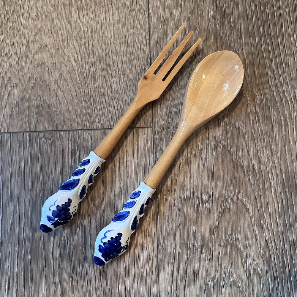 Blue and White Porcelain Wooden Salad Servers (delft blue)